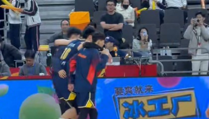 kaiyun-突发！广东队2米11中锋，意外受到重伤，被队友搀扶下场 令人担忧