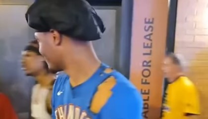 整活儿？雷霆赢下G4后一位雷霆球迷的球衣被步行者球迷撕碎