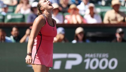 开云体育下载-2-1！萨巴伦卡救赛点逆转莱巴 首夺印第安维尔斯冠军+生涯第23冠