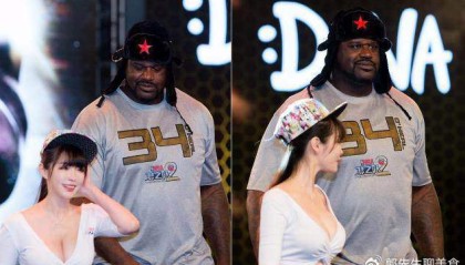 开云体育官网-NBA女球迷有多疯狂？阿杜被熊抱，库里被撩，看到科比我服了！|奥尼尔|科比·布莱恩特|斯蒂芬·库里|凯文·杜兰特|科比-布莱恩特_新浪体育_新浪新闻