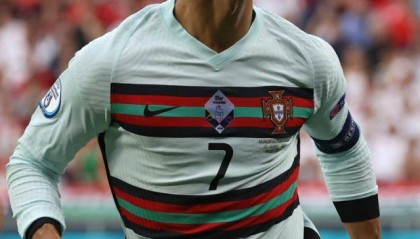 kaiyun-梅开二度 破多项纪录 当选比赛最佳 C罗谢队友