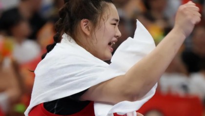 正式官宣！中国篮坛顶级中锋完成转会，离开北京首钢，加盟上海