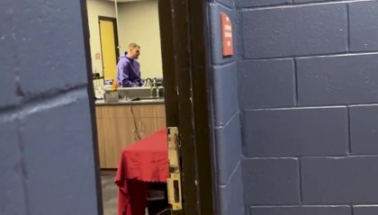 开云-真香！约基奇首次品尝墨西哥卷饼 12年前他在🌮广告中被选中！